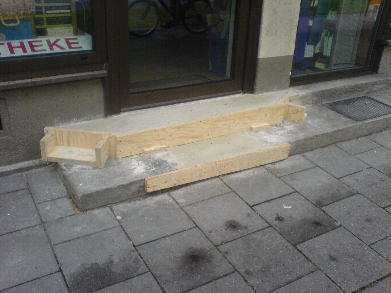 Concrete formwork assembly for structural stair build